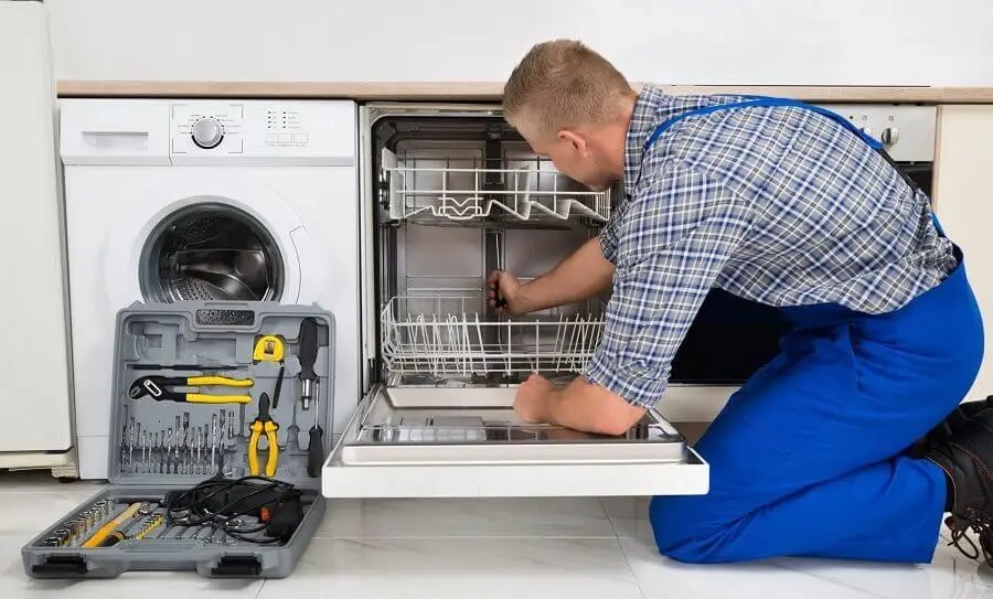 Söğütlü İmmergas servisi teknisyen ekibi beyaz eşya tamiri yaparken